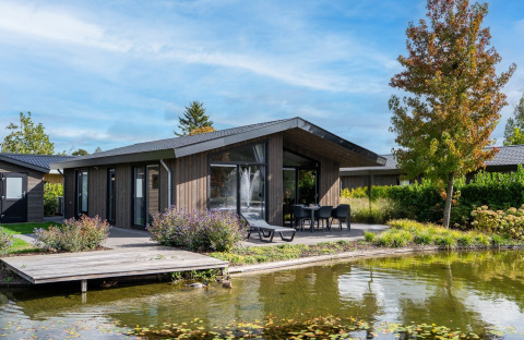 Moderno lodge di lusso Villa Waterzicht Luxe 6 sul lago, con patio, giardino e ambiente naturale suggestivo.