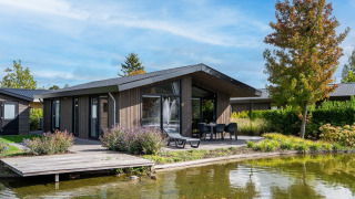 Moderno lodge di lusso Villa Waterzicht Luxe 6 sul lago, con patio, giardino e ambiente naturale suggestivo.