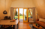 Indvendig udsigt af Twentse tentsuite XL på Holiday Center 't Schuttenbelt i Nederlandene med moderne indretning.