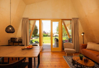 Indvendig udsigt af Twentse tentsuite XL på Holiday Center 't Schuttenbelt i Nederlandene med moderne indretning.