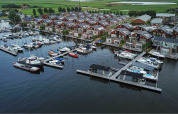 Luftaufnahme des Ferienparks Marina Uitgeest in Nordholland, Niederlande, mit Häusern und Booten.