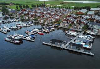 Luftaufnahme des Ferienparks Marina Uitgeest in Nordholland, Niederlande, mit Häusern und Booten.