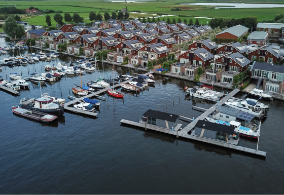 Luftaufnahme des Ferienparks Marina Uitgeest in Nordholland, Niederlande, mit Häusern und Booten.