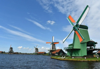 Traditionelle hollandske vindmøller ved vandet i Marina Uitgeest, en feriepark i Nordholland, Holland.