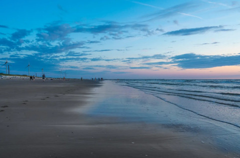 Atardecer en la playa de Marina «Uitgeest», Holanda Septentrional, Países Bajos, con molinos de viento.