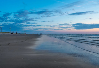 Sonnenuntergang am Strand von Marina «Uitgeest», Nordholland, Niederlande, mit Windrädern und Meer.