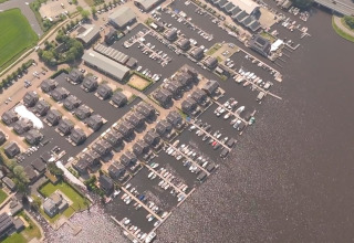 Luftaufnahme vom Ferienpark Marina Uitgeest in Nordholland, Niederlande, mit Booten und Häusern am Wasser.