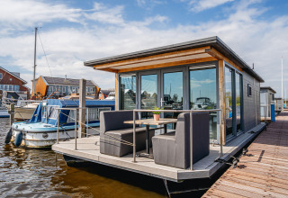 Casa flotante moderna en Marina Uitgeest, Holanda Septentrional, Países Bajos, con terraza al aire libre.