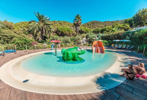 Kids' pool with playful water features and slides at Campsite Rosselba le Palme in Tuscany, Italy.