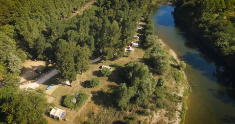 Luftfoto af Campsite La Plage i Occitanie, Frankrig, ved en flod omgivet af træer og campingpladser.