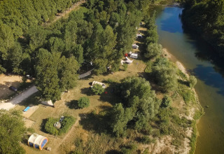Luftfoto af Campsite La Plage i Occitanie, Frankrig, ved en flod omgivet af træer og campingpladser.