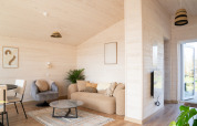 Lyst og moderne opholdsområde på Slowlodge 2 ved Zomerlicht i Holland med stilfulde møbler.
