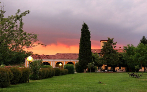 Tramonto su Agriturismo Le Sorgive e Le Volpi, parco vacanze in Lombardia, Italia, con giardini verdi
