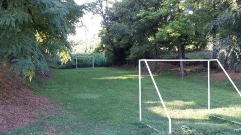 Klein voetbalveld met twee doelen en omringd door bomen bij Agriturismo Le Sorgive e Le Volpi, Lombardije, Italië.
