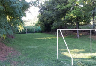Piccolo campo da calcio con due porte circondato da alberi presso Agriturismo Le Sorgive e Le Volpi, Lombardia.