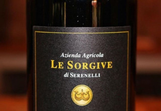 Etiqueta de botella de vino de Azienda Agricola Le Sorgive di Serenelli, fotografiada en Lombardía, Italia.