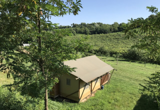 Tente de vacances à l’Agriturismo Le Sorgive e Le Volpi, Lombardie, Italie, entourée de champs verdoyants.