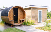 Vue extérieure d’un sauna en tonneau et d’une cabane moderne au Resort Mooi Bemelen aux Pays-Bas.