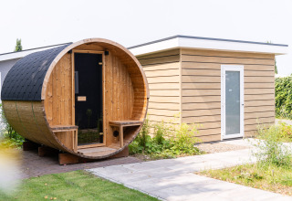 Buitenzicht op een barrelsauna en modern tuinhuis bij Resort Mooi Bemelen in Nederland.