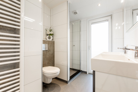 Moderne badkamer bij Schaelsbergerbosch - Garden House & in Resort Mooi Bemelen, Nederland, helder en stijlvol ingericht.