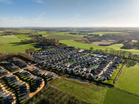 Luchtfoto van Resort Mooi Bemelen in Nederland met huisjes en tuinen bij Schaelsbergerbosch - Garden House.