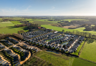 Luchtfoto van Resort Mooi Bemelen in Nederland met huisjes en tuinen bij Schaelsbergerbosch - Garden House.
