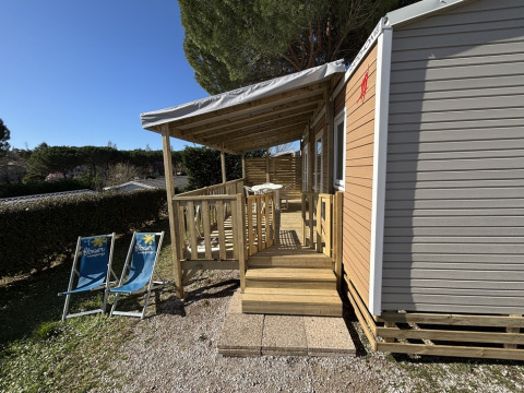 Casa mobile «New Horizon» con veranda coperta e sedie a sdraio al Flower Camping Provence Vallée, Francia.