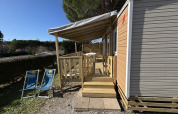 Mobilheim „New Horizon“ mit überdachter Terrasse und Liegestühlen bei Flower Camping Provence Vallée, Frankreich.