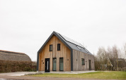 Lodge moderne nommé Forest villa « Zoethout » à De Kremmer, Pays-Bas, façade bois et toit sombre.