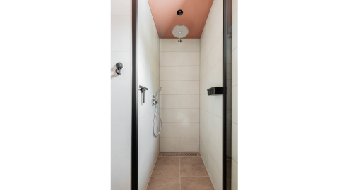 Moderne douche in Forest villa «De Bosburcht» bij De Kremmer in Nederland, met strakke uitstraling en tegels.