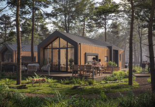Cabane de glamping moderne au milieu des arbres, des personnes profitent de la terrasse en pleine nature.