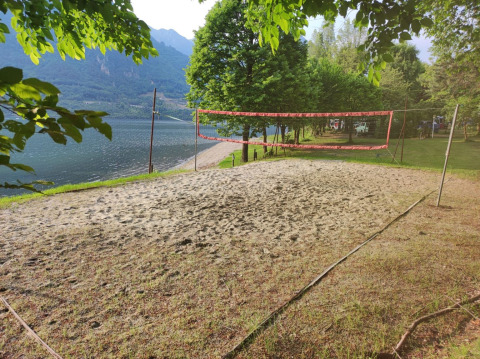 Campo da beach volley sulla riva del lago al Campeggio Belvedere in Lombardia, Italia.