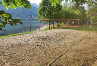 Campo da beach volley sulla riva del lago al Campeggio Belvedere in Lombardia, Italia.