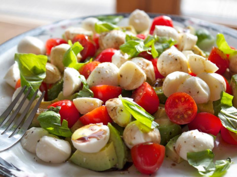 Gustosa insalata Caprese con pomodorini, mozzarella e basilico al Campeggio Belvedere in Lombardia, Italia.