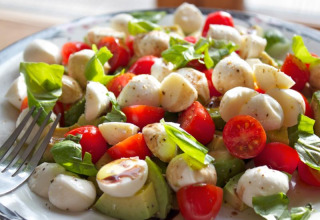 Gustosa insalata Caprese con pomodorini, mozzarella e basilico al Campeggio Belvedere in Lombardia, Italia.