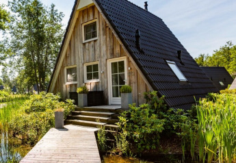 Gemütliche A-förmige Wellness Lodge am Hof van Salland, umgeben von Teich und Natur in den Niederlanden.