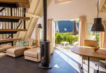 Moderne Wellness-Lodge mit offenem Wohnbereich, Holztreppe und Terrasse im Hof van Salland, Niederlande.