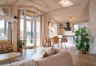 Interieur van Slowlodge bij Zomerlicht in Nederland met houten afwerking, grote ramen en veel natuurlijk licht.