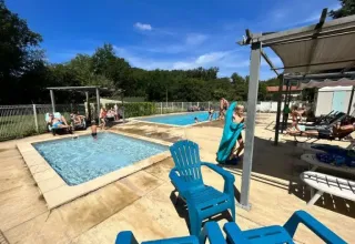 Persone che si rilassano e nuotano nelle piscine all'aperto presso il campeggio La Prade in Occitania, Francia.