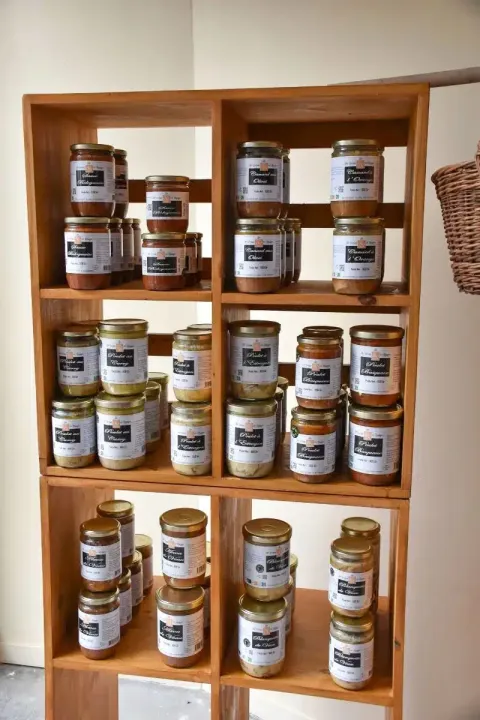 Scaffale con vasetti assortiti di conserve presso il campeggio La Prade, in Occitania, Francia.
