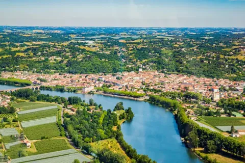 Vista aerea del campeggio Camp Redon, paesaggio verde e fiume in Occitania, Francia.