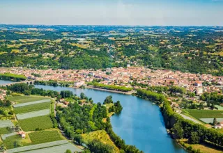 Vista aerea del campeggio Camp Redon, paesaggio verde e fiume in Occitania, Francia.