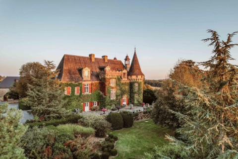 Precioso castillo cubierto de hiedra y jardines cerca de Saint-Médard-d'Excideuil, Nouvelle-Aquitaine, Francia.