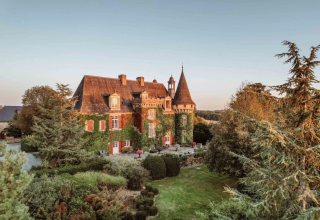 Schilderachtig begroeid kasteel met tuin nabij Saint-Médard-d'Excideuil, Nouvelle-Aquitaine, Frankrijk.