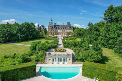 Luftaufnahme von Domaine d'Essendieras, einem Ferienpark in Nouvelle-Aquitaine, Frankreich mit Pool.