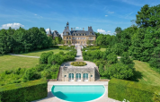 Vue aérienne du Domaine d’Essendieras, parc de vacances en Nouvelle-Aquitaine, France, avec piscine et jardins.