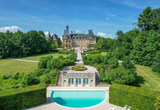 Luftaufnahme von Domaine d'Essendieras, einem Ferienpark in Nouvelle-Aquitaine, Frankreich mit Pool.