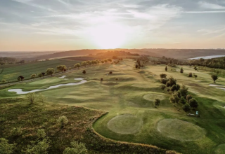 Sonnenuntergang über dem Domaine d'Essendieras Golfplatz im grünen Nouvelle-Aquitaine, Frankreich.