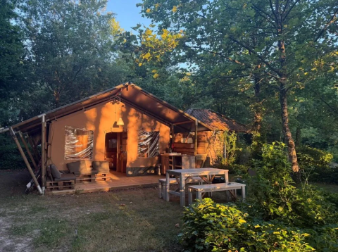 Tente glamping au coucher du soleil à Domaine d'Essendieras, parc de vacances, Nouvelle-Aquitaine, France.