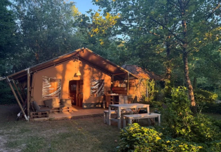 Safaritent in avondzon bij Domaine d'Essendieras, vakantiedomein in Nouvelle-Aquitaine, Frankrijk.
